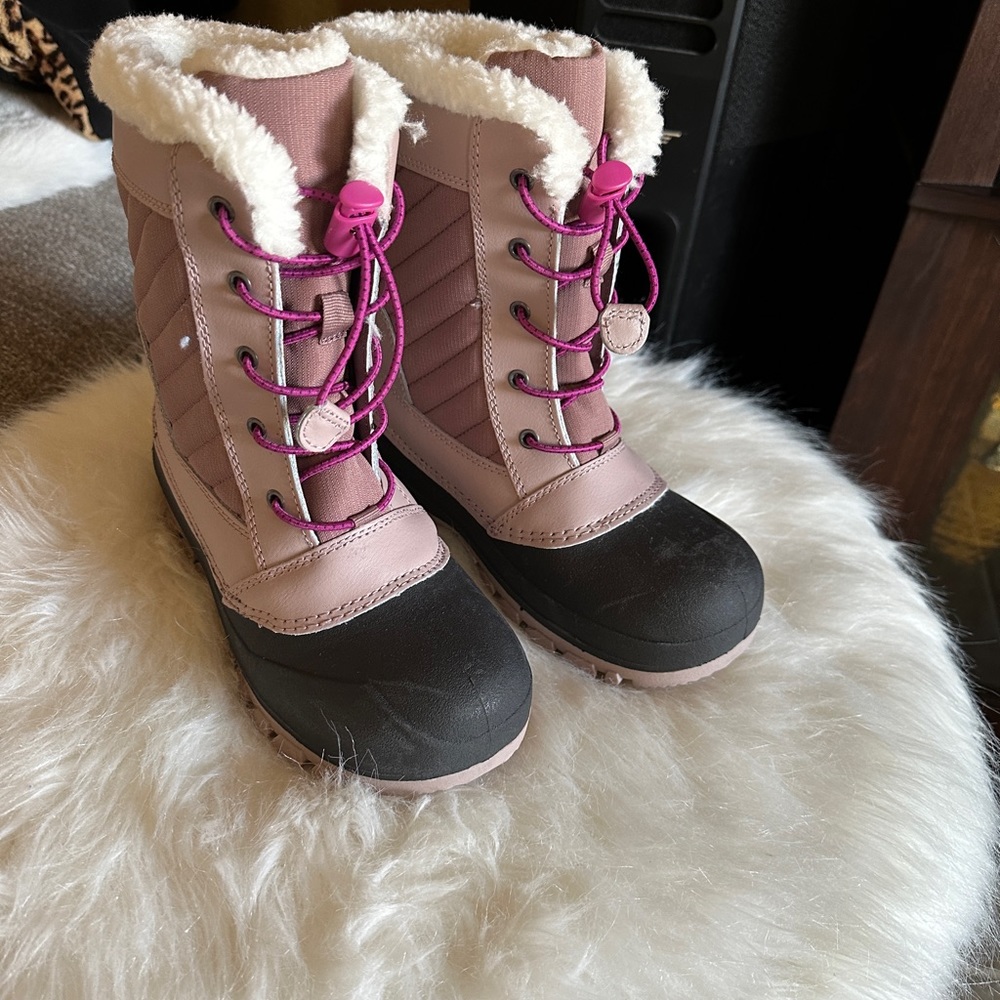 snow or winter boots for girls , it’s beautiful and color as well